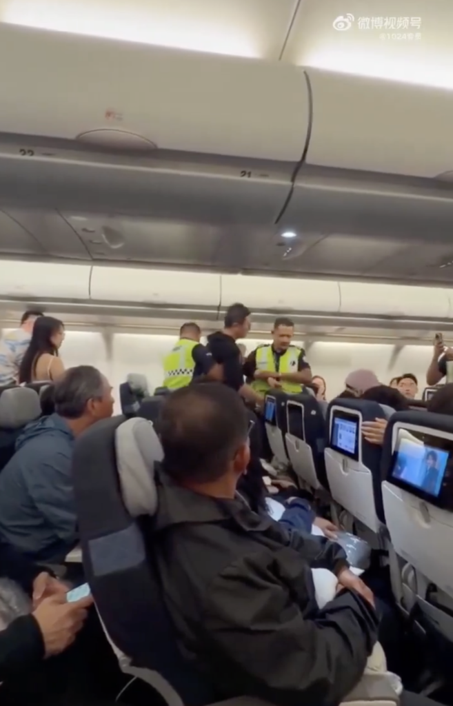 中国游客被从马航航班上带走